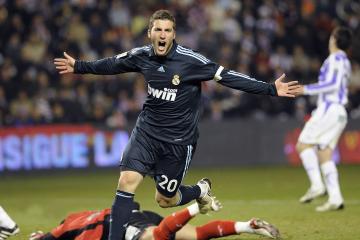 开云体育下载-擎天巨柱锁苍穹，文班亚马如何以一己之力让华盛顿奇才窒息的？