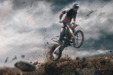 开云官网-草根逆袭的壮丽诗篇，阿什拉夫横空出世，里昂爆冷撕裂曼城金元巨网