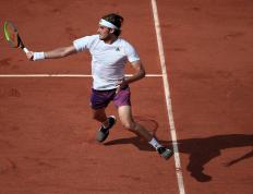 开云APP-温网轻取法网，西西帕斯点燃赛场