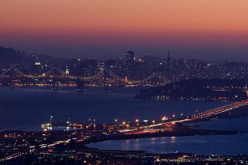 开云下载-76人对阵雄鹿激战正酣，切特·霍姆格伦迎生涯里程碑