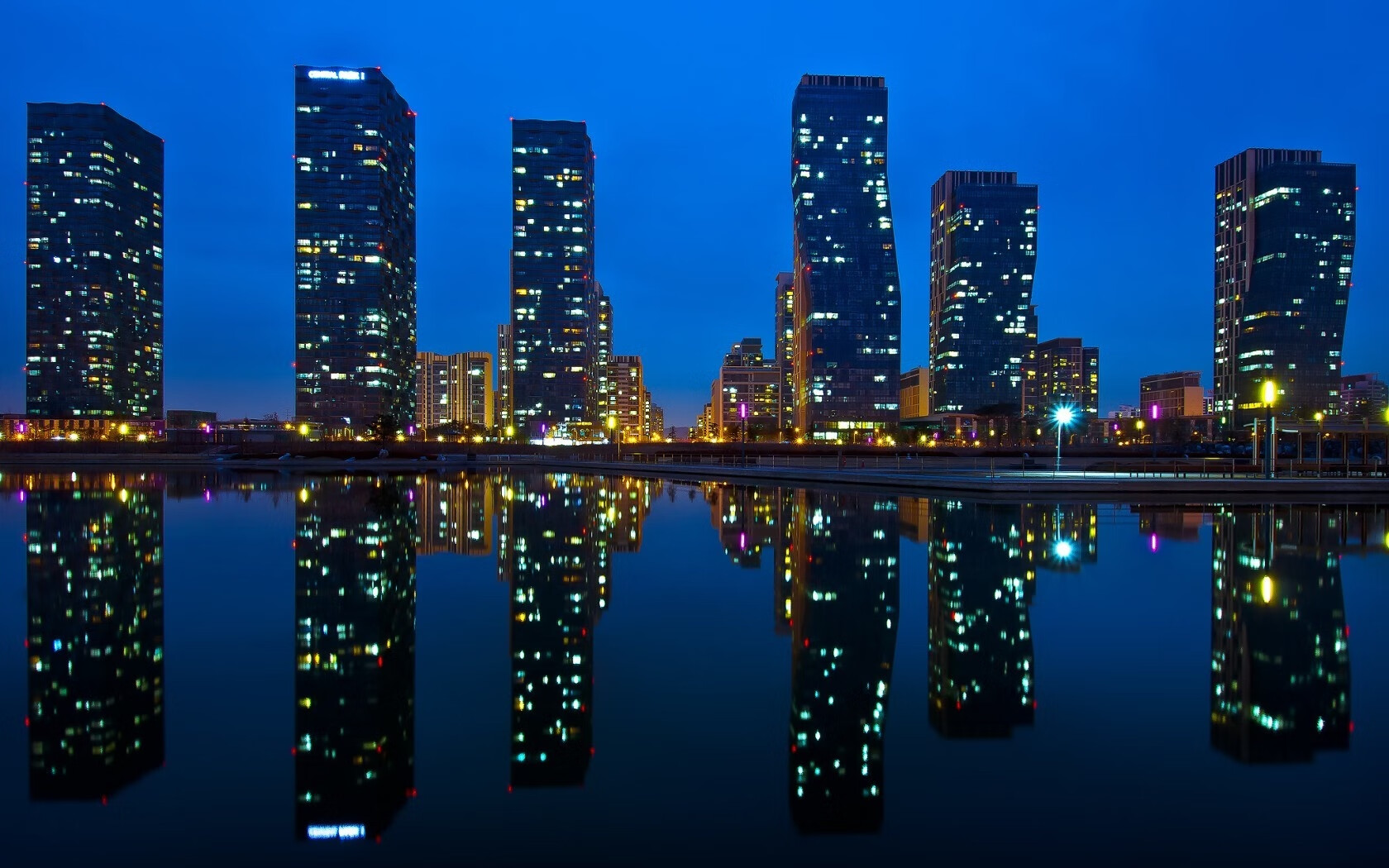 开云体育入口-迪亚斯闪耀全场，莱比锡红牛4-2冲垮多特蒙德，德甲争冠格局生变