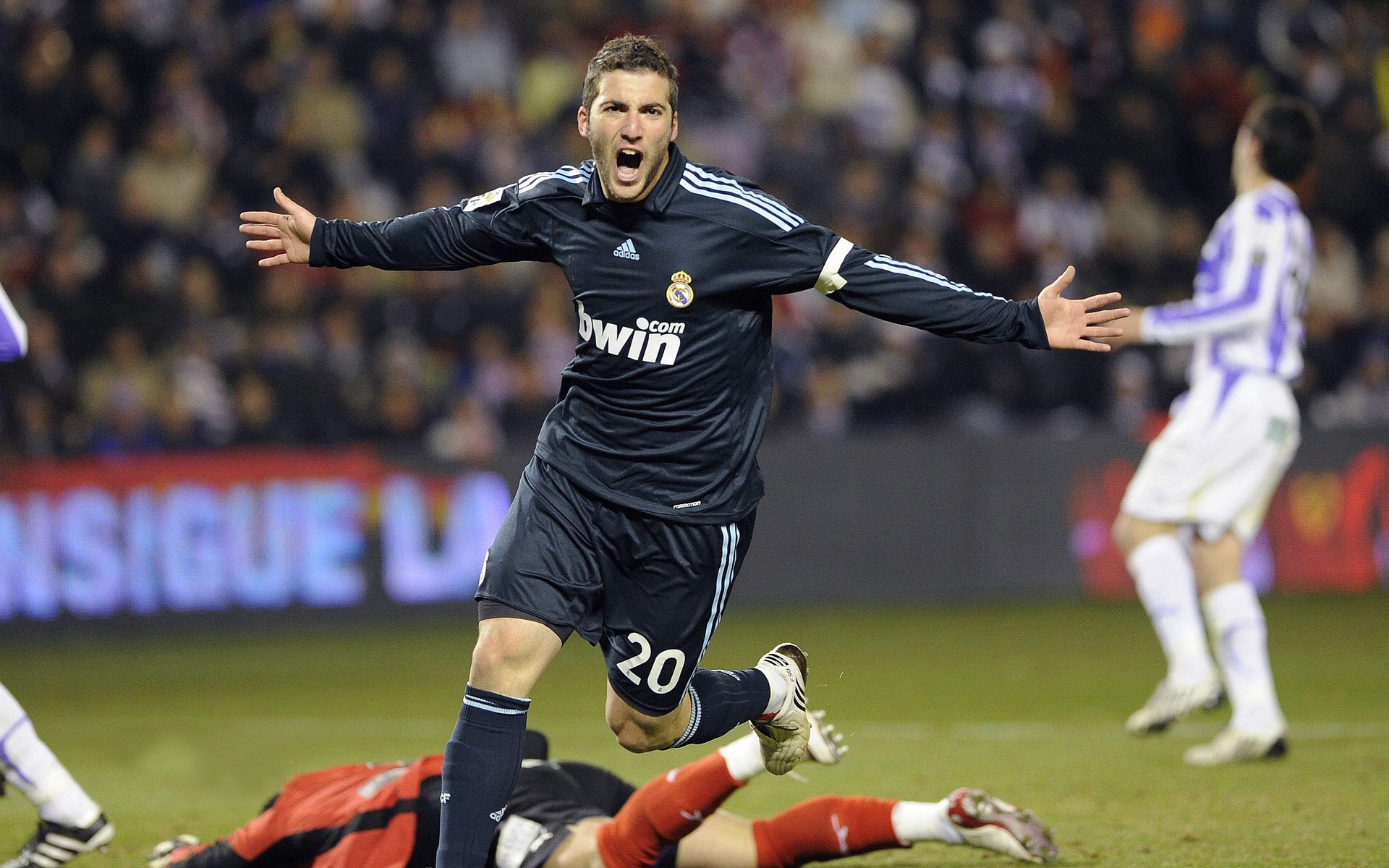 开云体育下载-擎天巨柱锁苍穹，文班亚马如何以一己之力让华盛顿奇才窒息的？