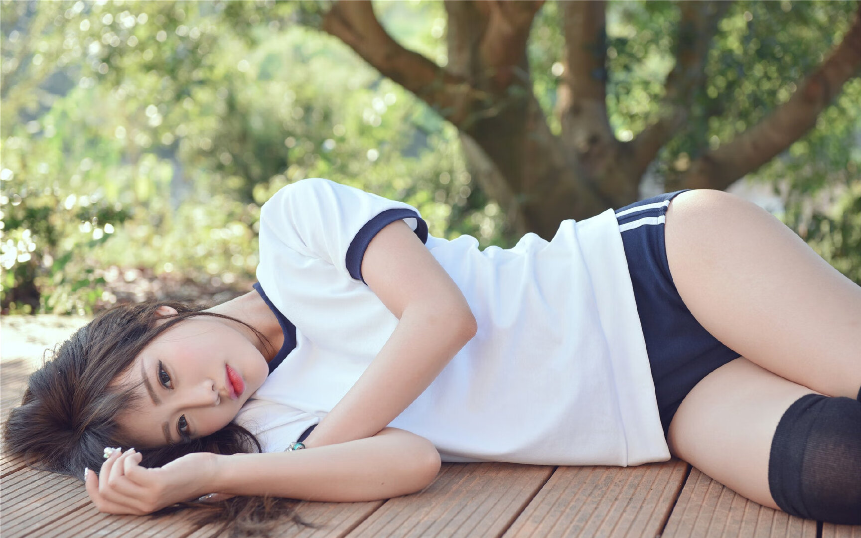 开云下载-范戴克重铸铁卫荣光，安哥拉逆袭收割尼斯，足球世界的救赎与奇迹